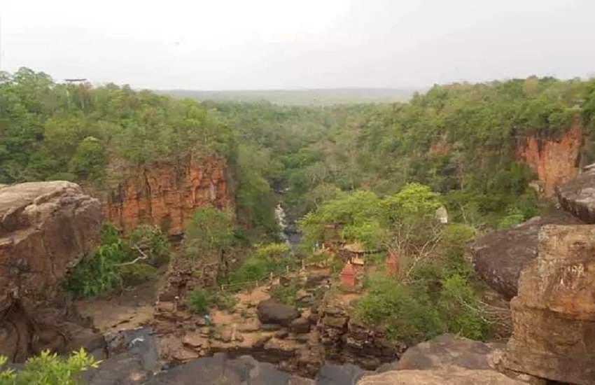 कई प्रकार के जानवर व पक्षी पर्यटन स्थल में माहौल बनाते है 