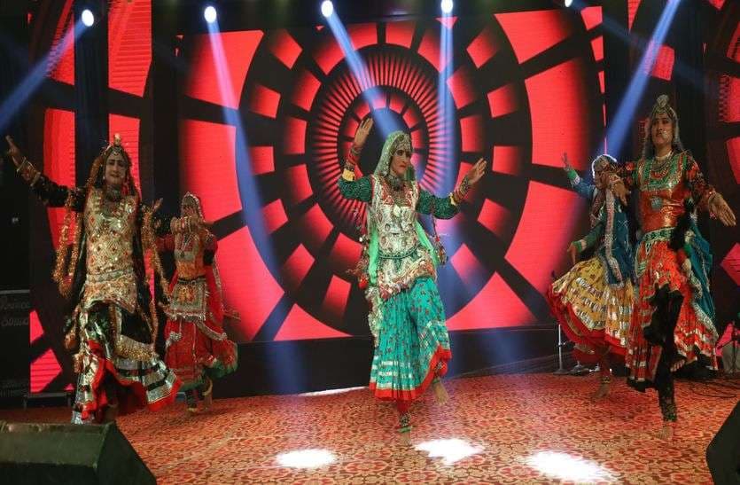 In the Sharad Mahotsav, folk artists performed Chakri dance... see photos