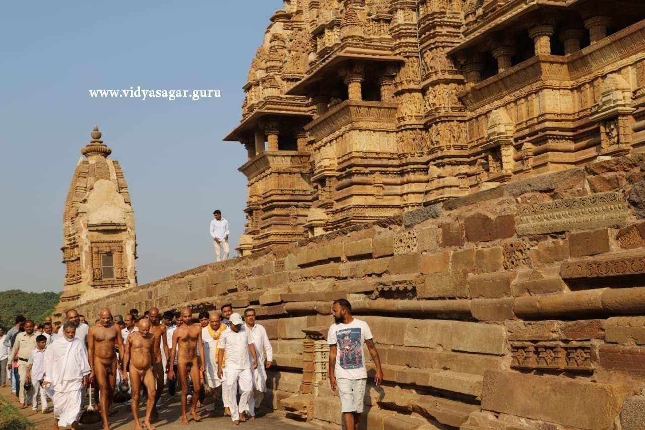  खजुराहो के मंदिर को देखते आचार्यश्री