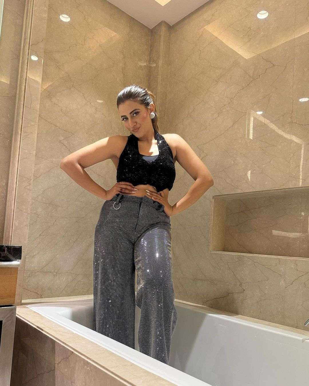 Akshara Singh did photoshoot in bathtub pictures surface on social media