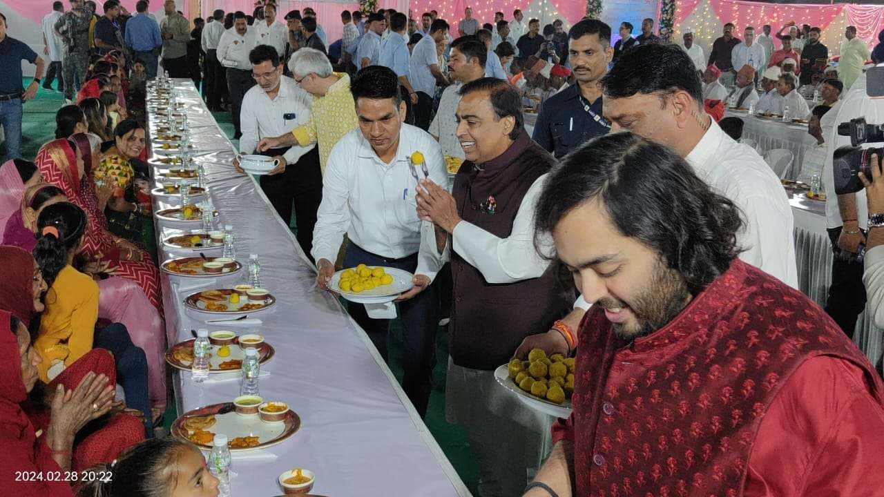 जामनगर के जोगवड गांव में देश के जाने-माने उद्योगपति मुकेश अंबानी, पुत्र अनंत अंबानी ने सादगी से ग्रामीणों को अपने हाथों से भोजन परोसा।