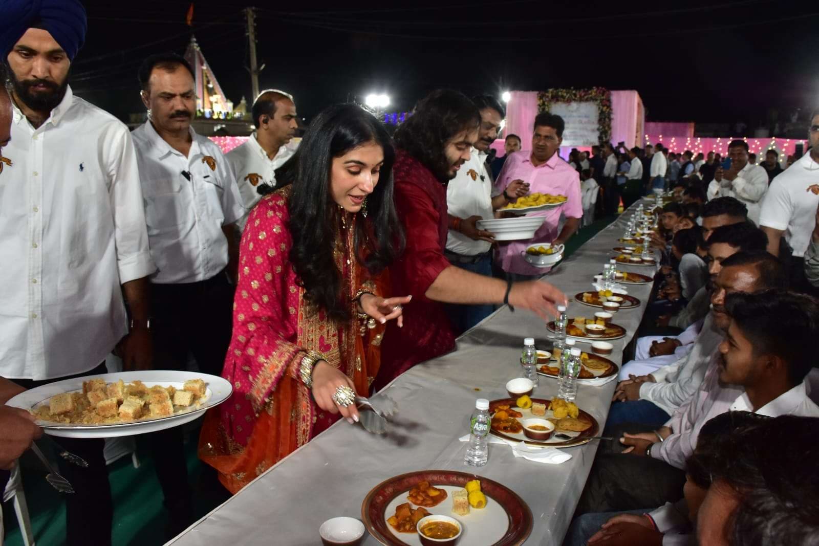 जामनगर के जोगवड गांव में अनंत अंबानी और राधिका मर्चेंट ने सादगी से ग्रामीणों को अपने हाथों से भोजन परोसा।