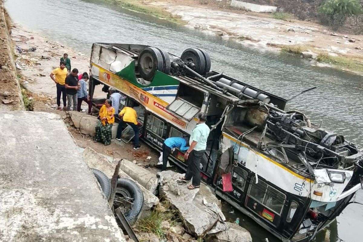 roadways-bus-overturned-in-sirohi-rajasthan-accident