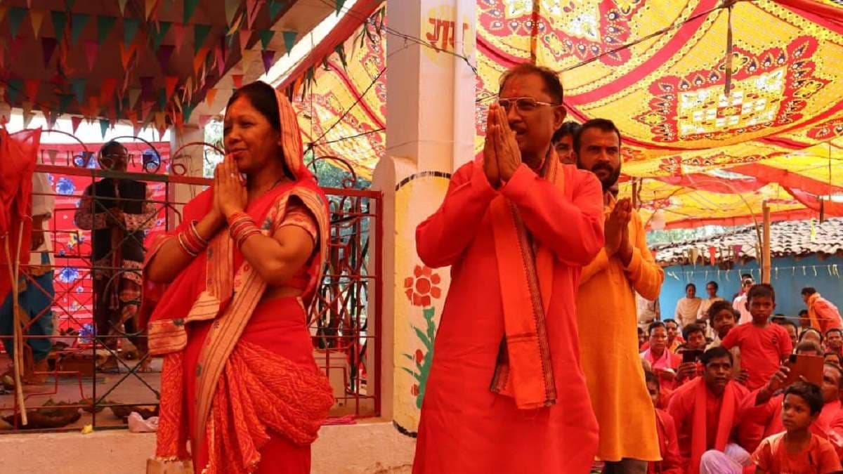 Happy Holi: होलिया में उड़े रे गुलाल... परिवार वालों को CM विष्णु देव साय ने लगाया अबीर-गुलाल, देखें PHOTOS