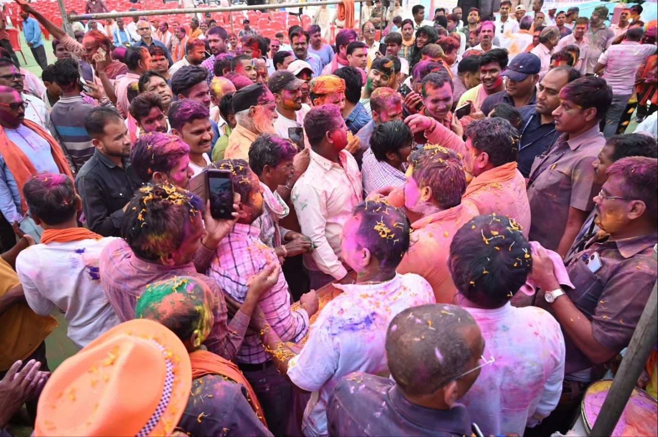 Happy Holi: डिप्टी CM विजय शर्मा ने घर वालों के संग खेली होली, ग्रामीण को भी लगाया गुलाल, देखें तस्वीरें