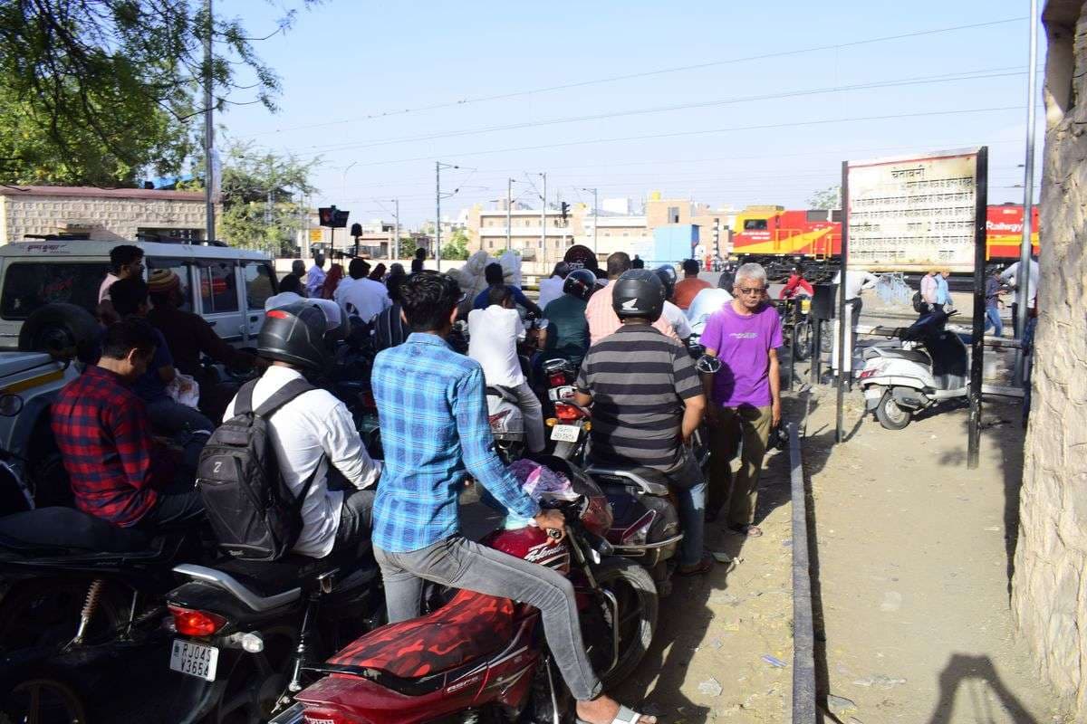 ओवरब्रिज क्षतिग्रस्त, दो दिनों के लिए यातायात पर रोक