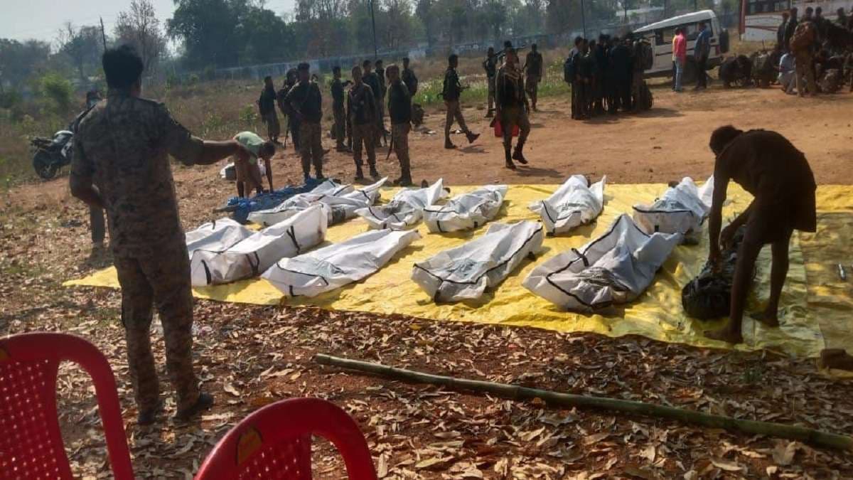 Naxal Encounter News: खौफनाक नक्सलियों के लाशों को देखकर दहल जाएंगे आप, सोच समझ कर देखें ये तस्वीरें