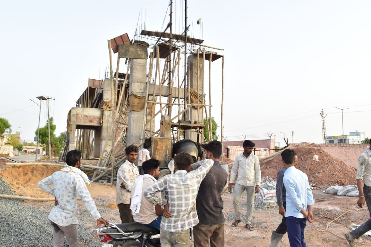 Under construction gate of agricultural market collapsed, two laborers injured