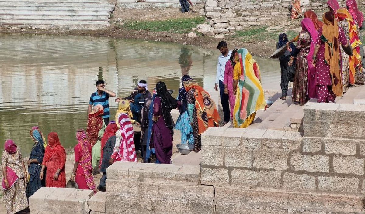 Revolver enthusiastically cleaned Kansolao pond due to Shramdaan.