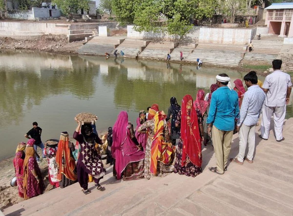 Revolver enthusiastically cleaned Kansolao pond due to Shramdaan.