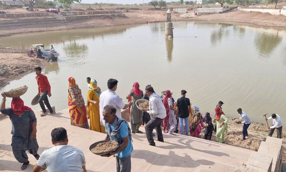 Revolver enthusiastically cleaned Kansolao pond due to Shramdaan.