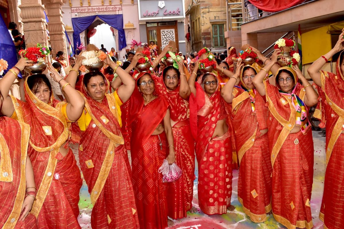 Sansangh Mangal Pravesh of Acharya Chaityasagar with musical instruments