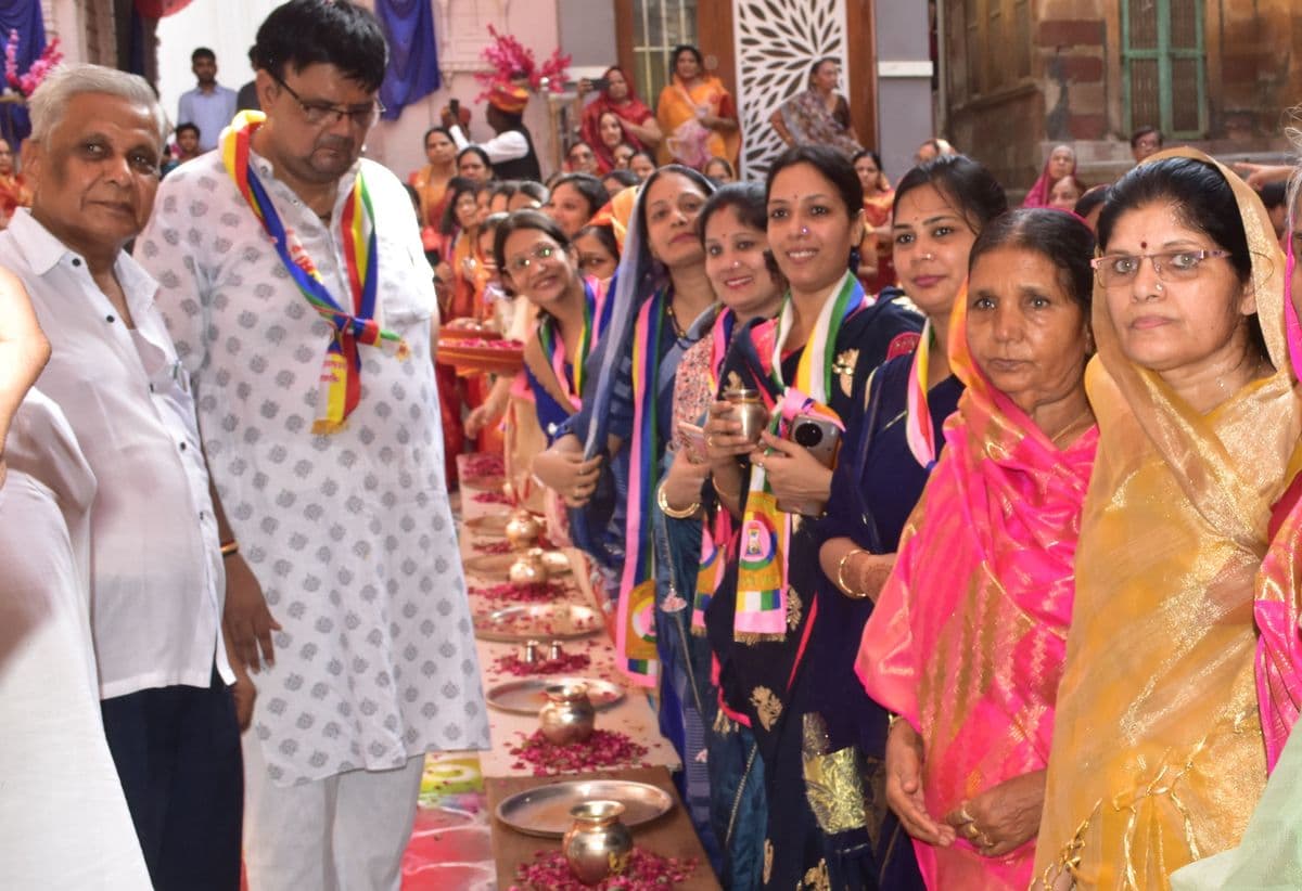 Sansangh Mangal Pravesh of Acharya Chaityasagar with musical instruments