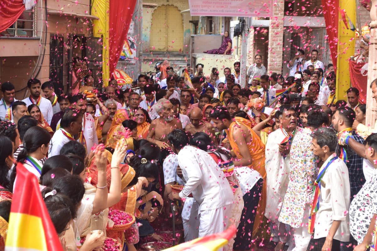 Sansangh Mangal Pravesh of Acharya Chaityasagar with musical instruments