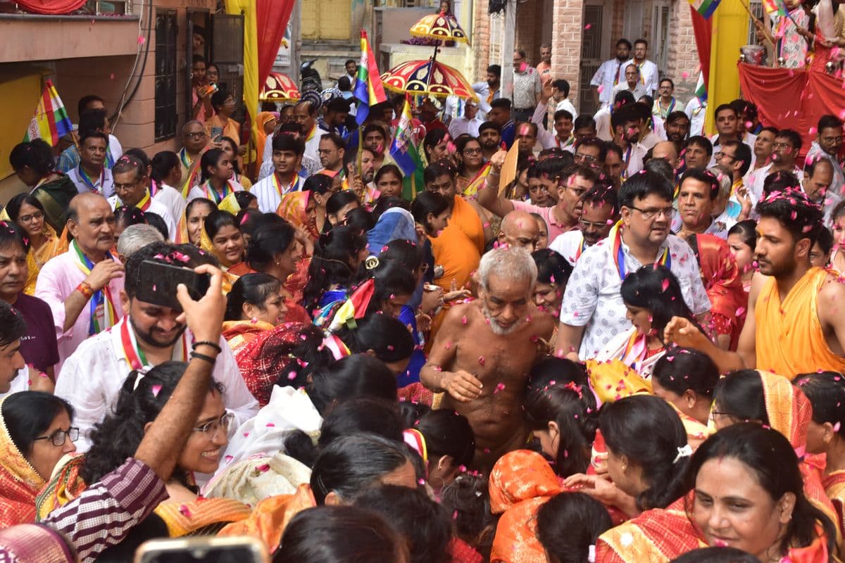 Sansangh Mangal Pravesh of Acharya Chaityasagar with musical instruments