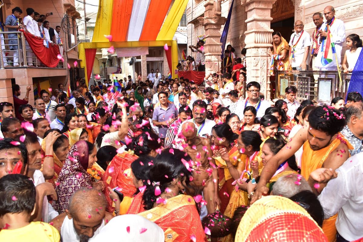 Sansangh Mangal Pravesh of Acharya Chaityasagar with musical instruments