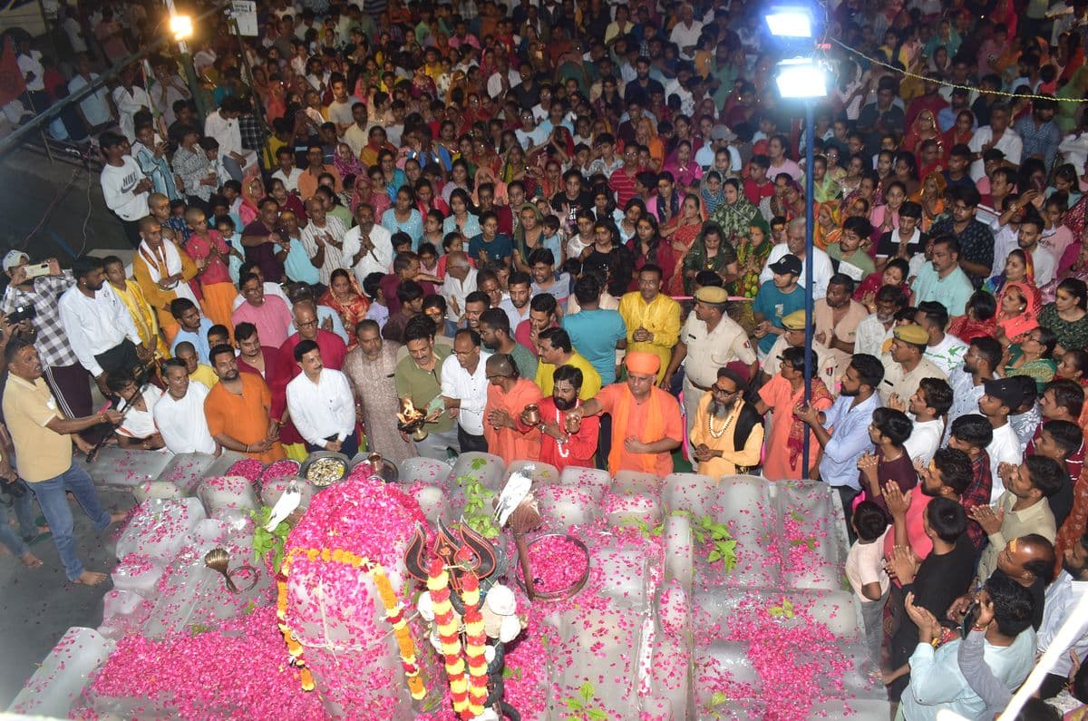 Tide of devotion gathered for the darshan of Baba Barfani