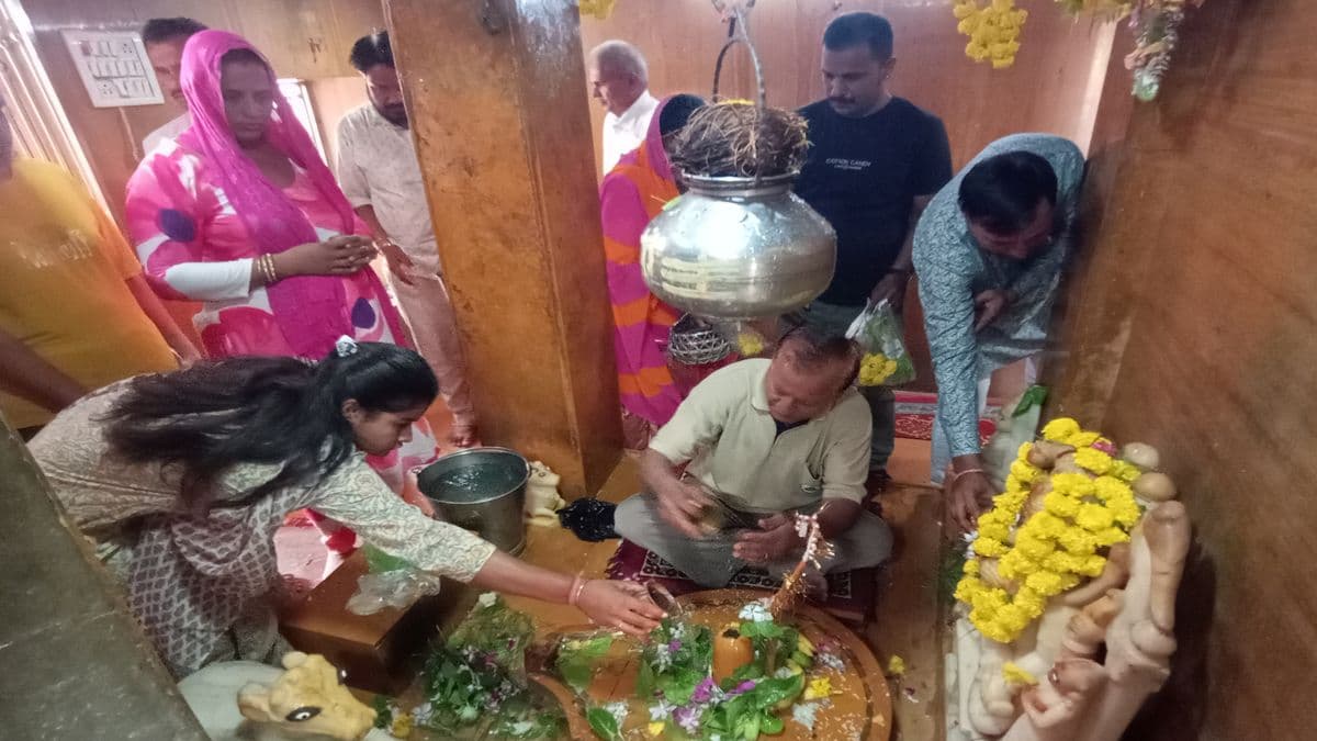 जैसलमेर. ​शिव मंदिर में पूजा अचर्ना करते हुए।