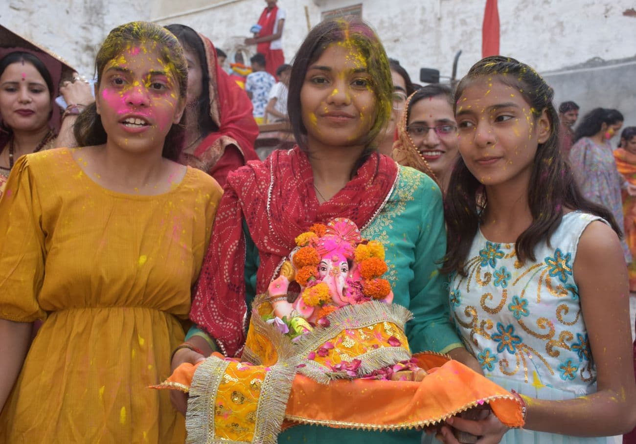 Ganpati Bappa Moriya, Bappa bid farewell amid cheers