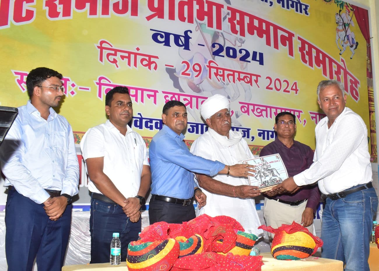 The talents of the Jat community smiled after receiving honor in the talent felicitation ceremony.