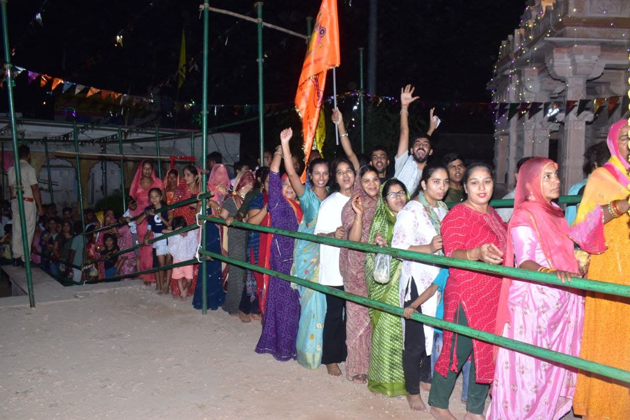 There was no wrinkle or fatigue on the faces of the devotees, every step kept moving towards Mundiad.