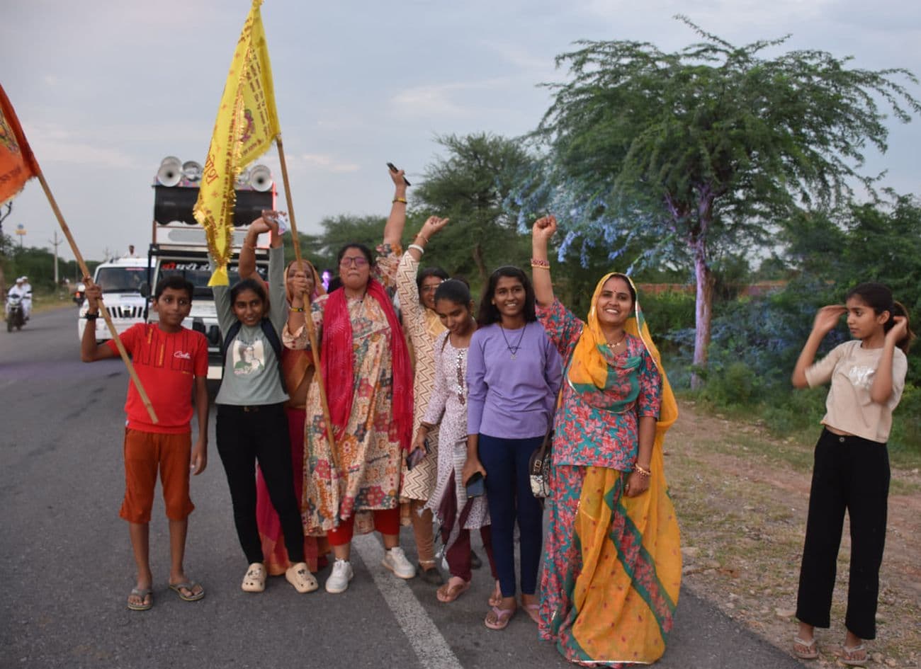 There was no wrinkle or fatigue on the faces of the devotees, every step kept moving towards Mundiad.