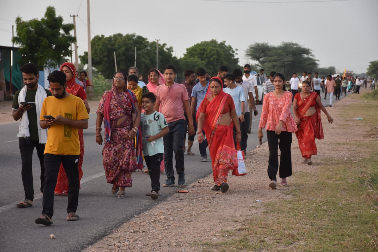 There was no wrinkle or fatigue on the faces of the devotees, every step kept moving towards Mundiad.