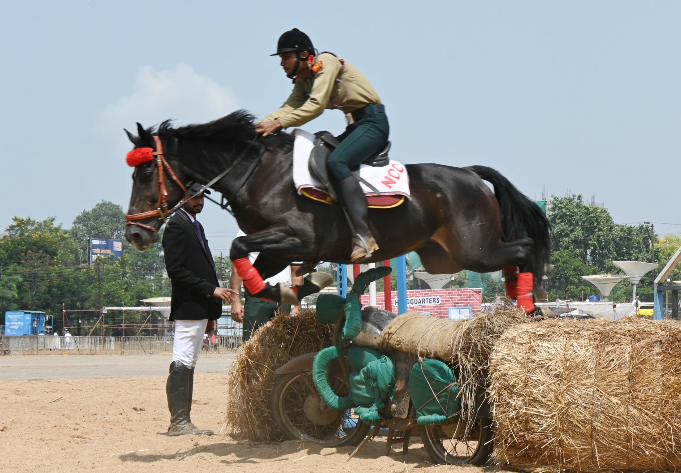 Chhattisgarh news : सशस्त्र सैन्य समारोह में जवानों ने किया प्रदर्शन रण कौशल का, SEE Photos