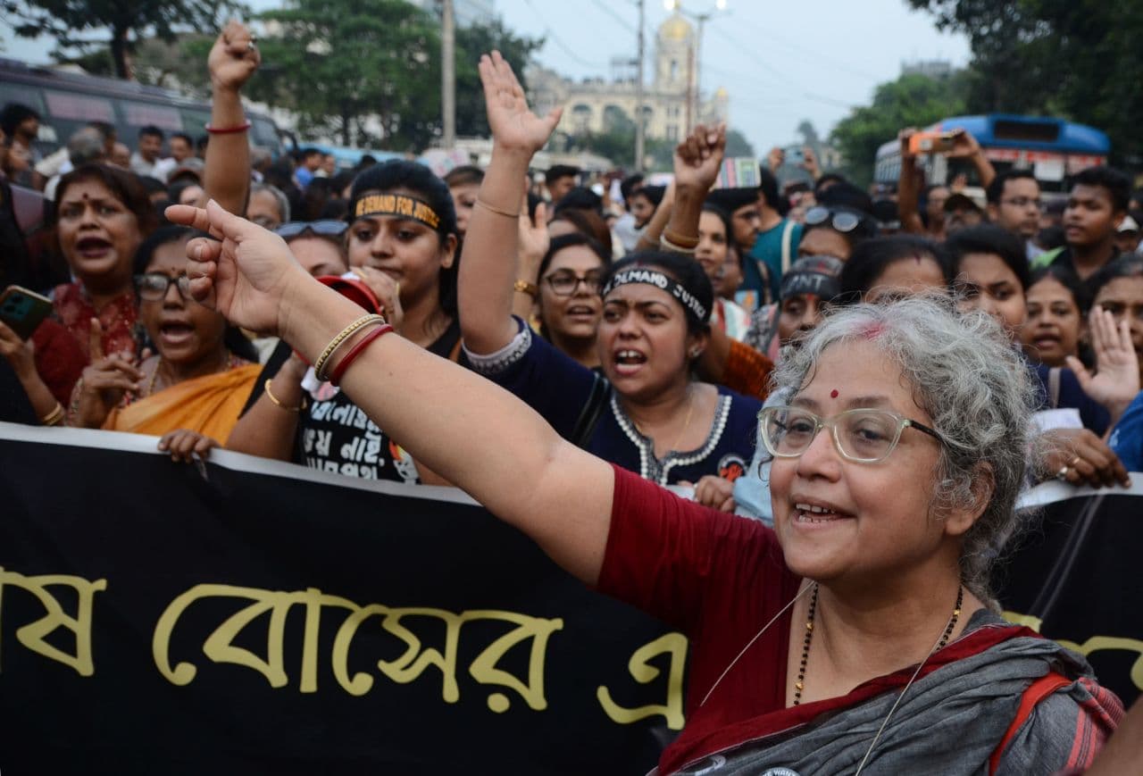 महानगर के रानी रासमणि रोड पर डॉक्टरों के द्रोह कार्निवल में आवाज बुलंद करते लोग।