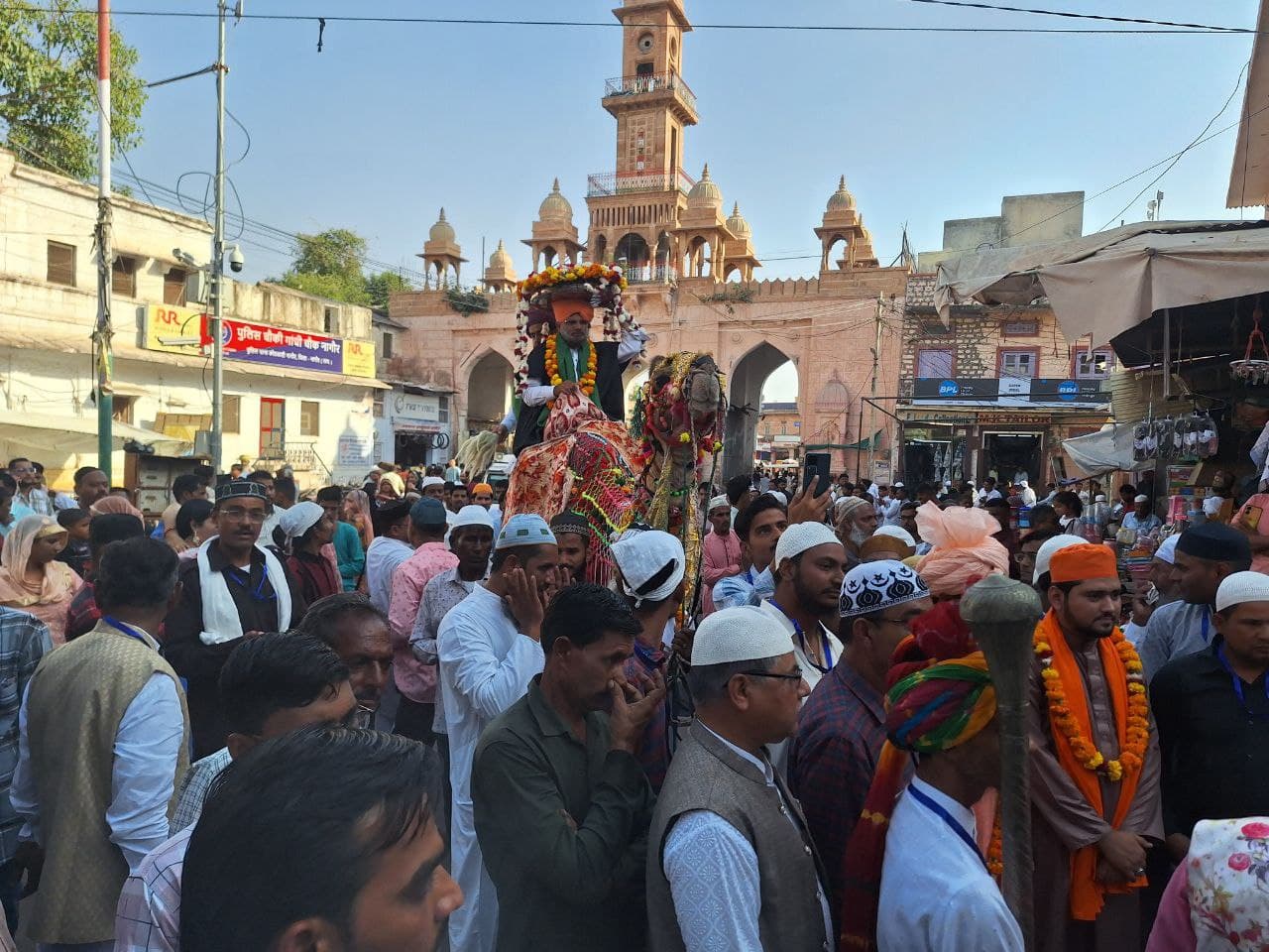 Thousands of pilgrims prostrated and offered chadar in the Dargah of Sufi Hamiduddin.