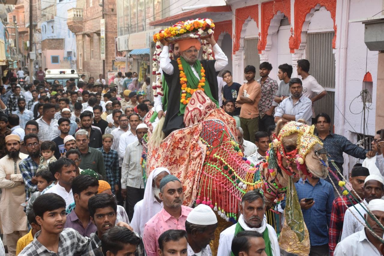 Thousands of pilgrims prostrated and offered chadar in the Dargah of Sufi Hamiduddin.