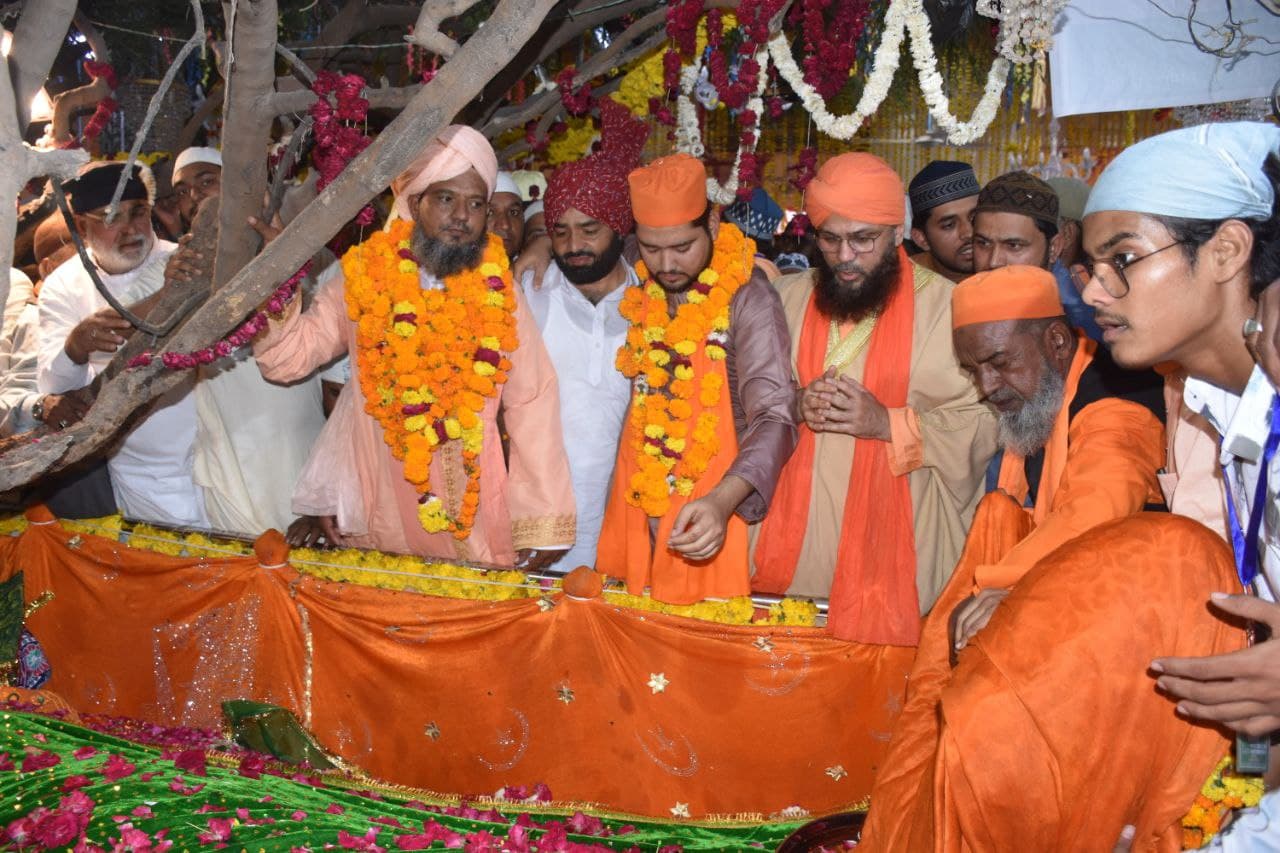 Thousands of pilgrims prostrated and offered chadar in the Dargah of Sufi Hamiduddin.