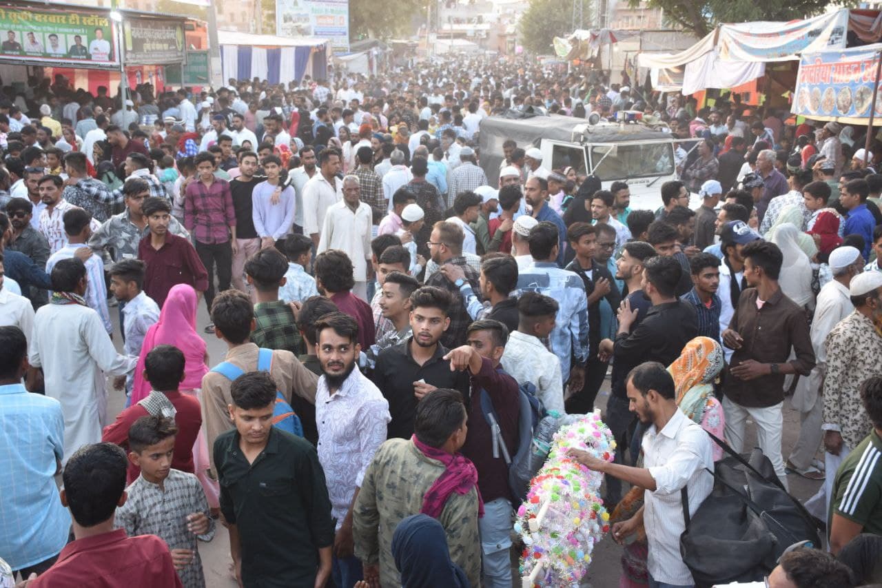 Thousands of pilgrims prostrated and offered chadar in the Dargah of Sufi Hamiduddin.