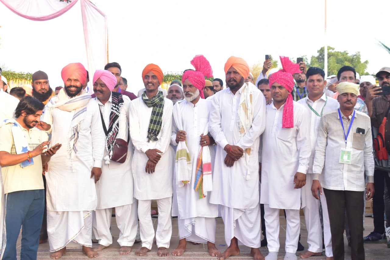 Thousands of pilgrims prostrated and offered chadar in the Dargah of Sufi Hamiduddin.