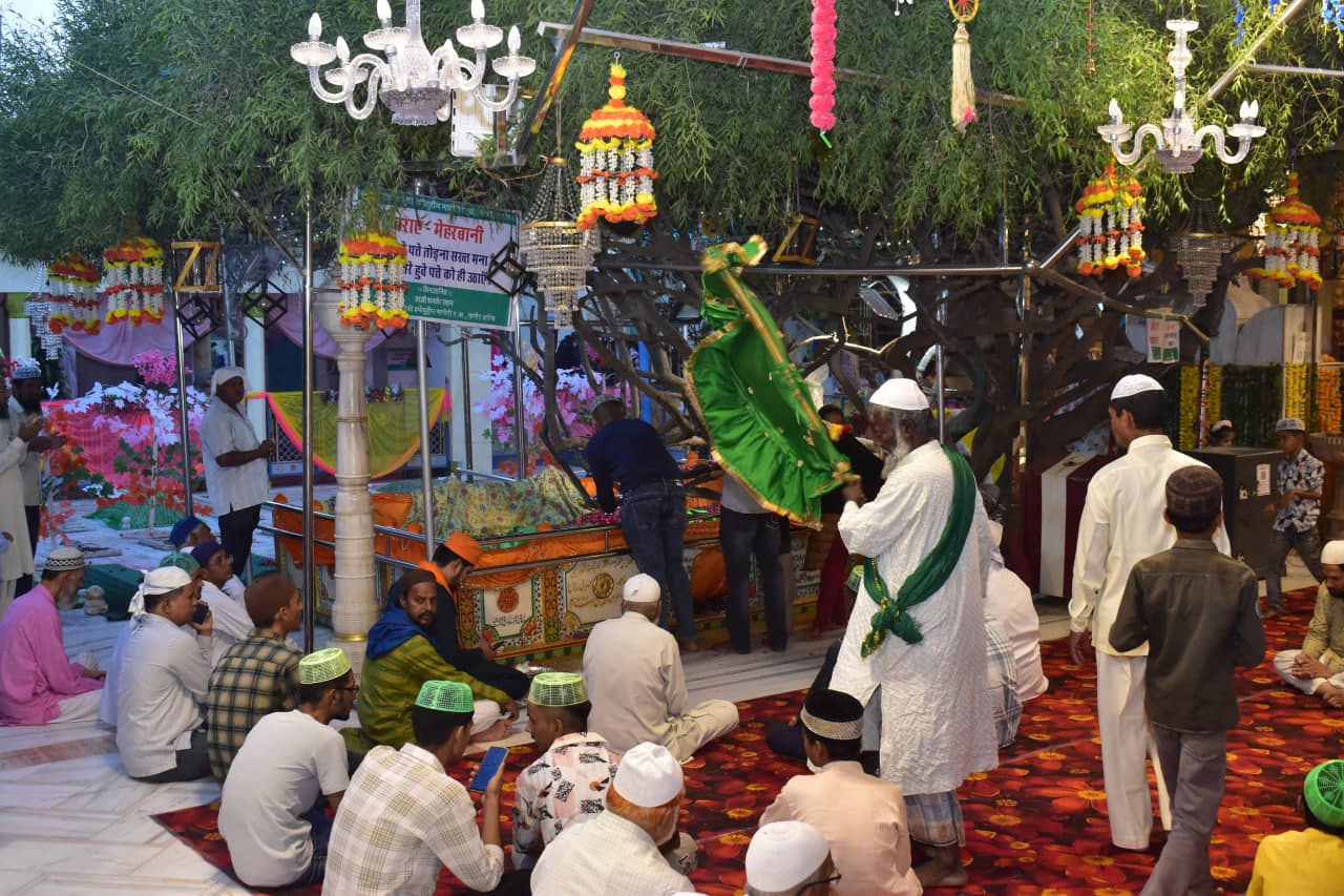 Thousands of pilgrims prostrated and offered chadar in the Dargah of Sufi Hamiduddin.