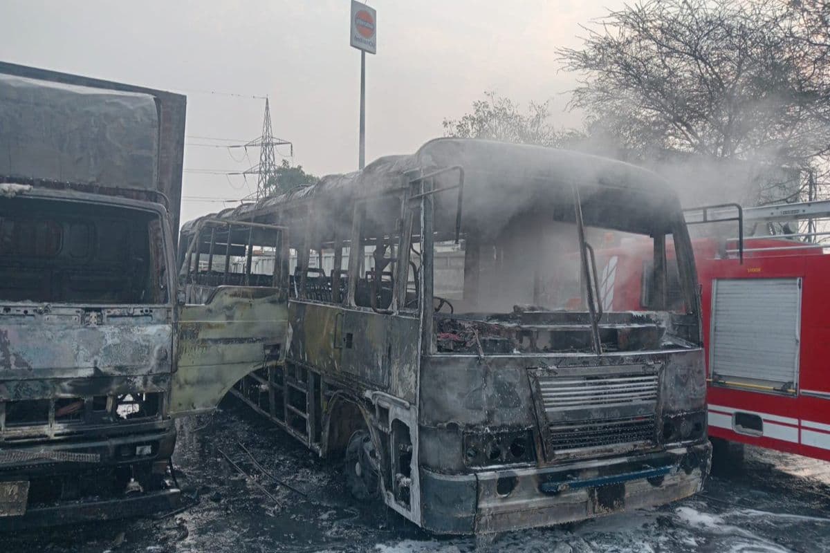 ये हादसे के बाद जली हुई पैसेंजर बस है। जानकारी के मुताबिक, घटना के समय 35 से अधिक पैसेंजर इस बस में सवार थे। 