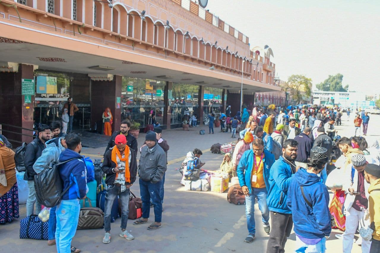 Jaipur railway station crowded 