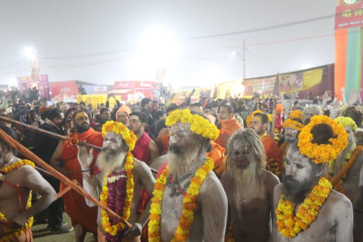 Mahakumbh 2025 Naga Sadhus took bath see supernatural scene in pictures