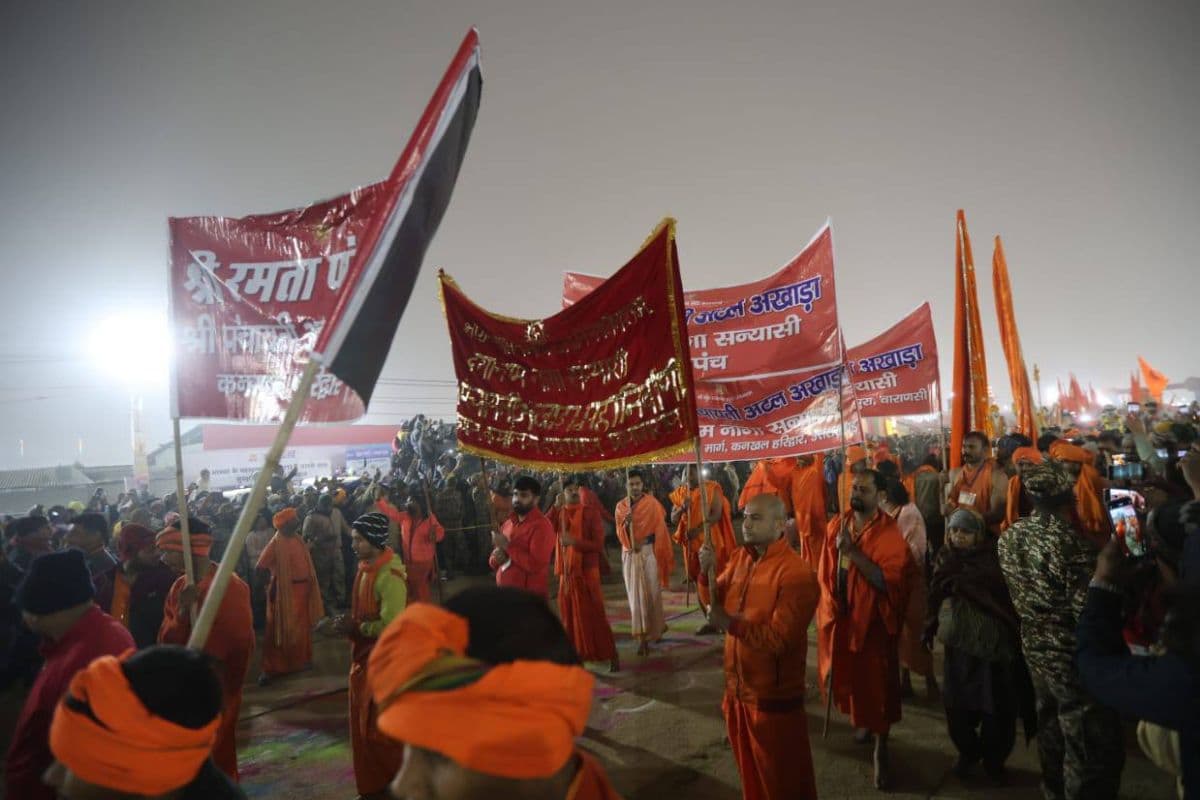 Mahakumbh 2025 Naga Sadhus took bath see supernatural scene in pictures