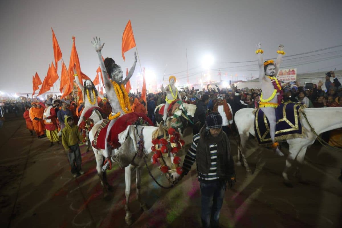 Mahakumbh 2025 Naga Sadhus took bath see supernatural scene in pictures