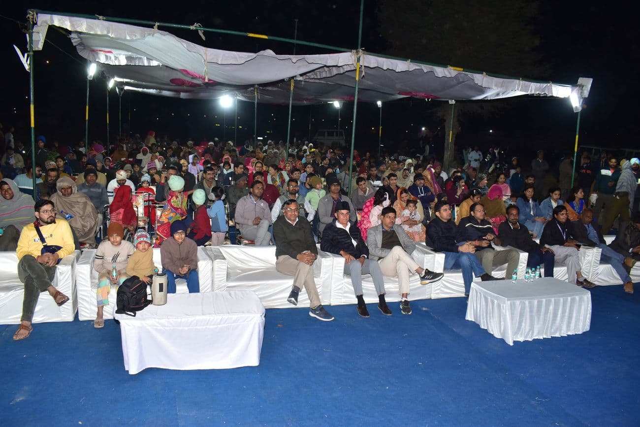 Cultural evening at Animal Fair by Animal Husbandry Department
The audience was mesmerized by the presentation of 'Kesariya Balam Avoni, Padharo Haare Desh...'