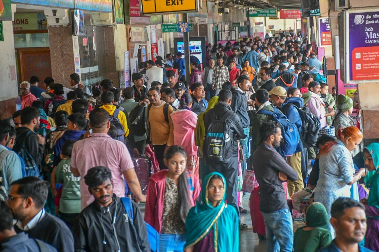 Train crowded for prayagraj 