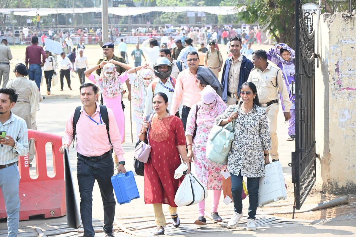 छत्तीसगढ़ में 173 निकायों के लिए कल डाले जाएंगे वोट, कड़ी सुरक्षा के बीच EVM लेकर मतदान दल हुए रवाना, देखें तस्वीरें