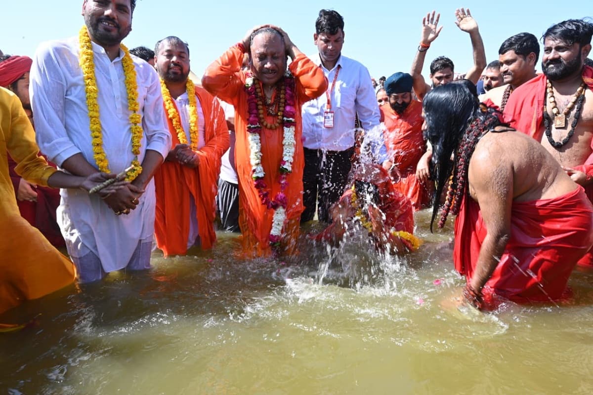 CM साय ने मंत्रिमंडल संग महाकुंभ में लगाई डुबकी, मां गंगा की पूजा-अर्चना कर प्रदेश की मांगी खुशहाली, देखें Photos 
