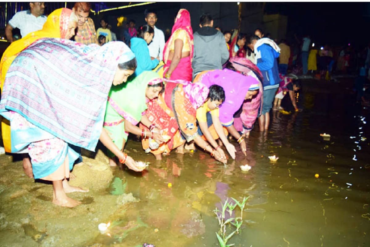 राजिम के त्रिवेणी संगम में हजारों श्रद्धालुओं ने लगाई आस्था की डुबकी, दीपदान कर की पूजा-अर्चना