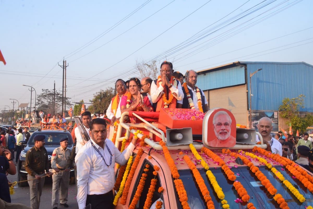 CM साय के लिए क्रेन से आई माला…. विशाल रोड शो कर मीनल चौबे के पक्ष में किया प्रचार, बोले - चुनाव जीतकर कांग्रेस को मजा चखाना है