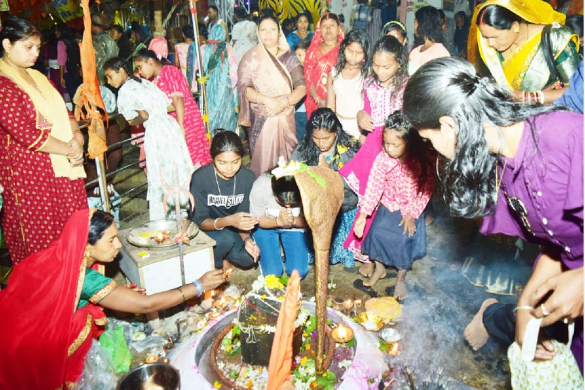 राजिम के त्रिवेणी संगम में हजारों श्रद्धालुओं ने लगाई आस्था की डुबकी, दीपदान कर की पूजा-अर्चना