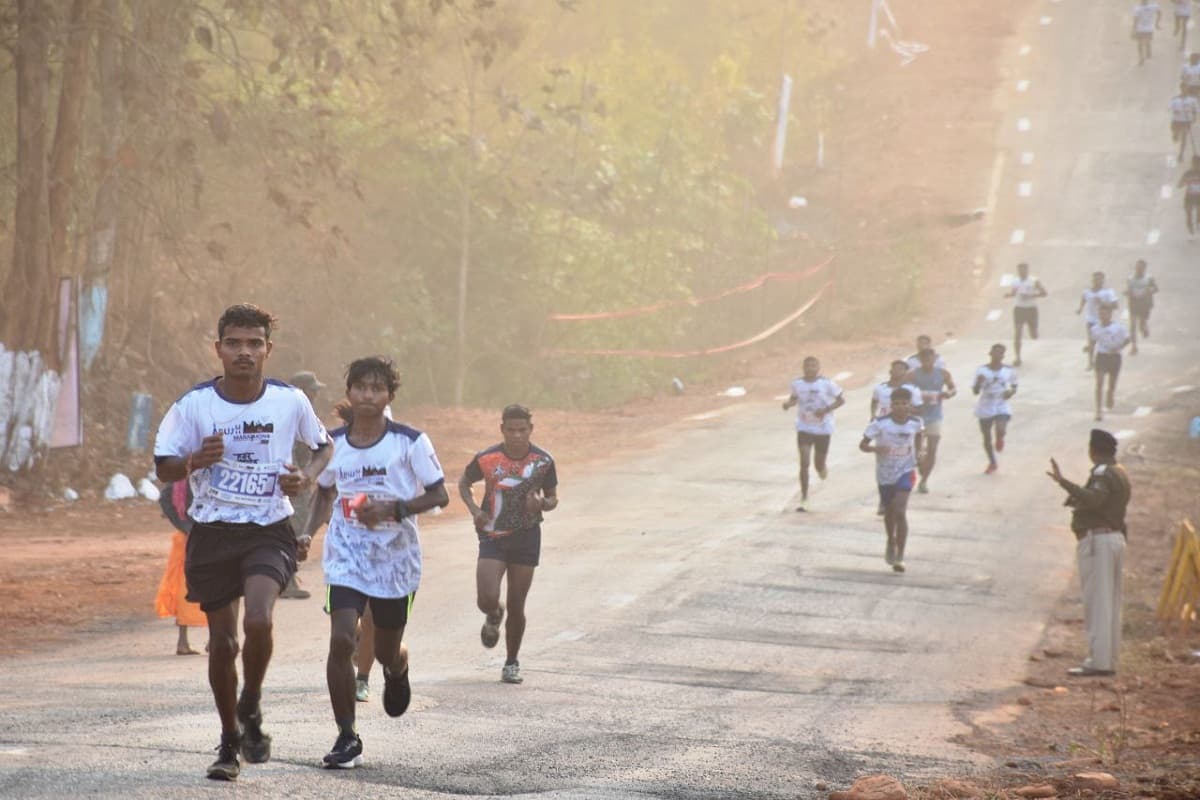 Abujhmad Peace Half Marathon 2025: नक्सलियों का हिल गया किला? नारायणपुर में अबूझमाड़ मैराथन का हुआ भव्य आयोजन, देखें तस्वीरें