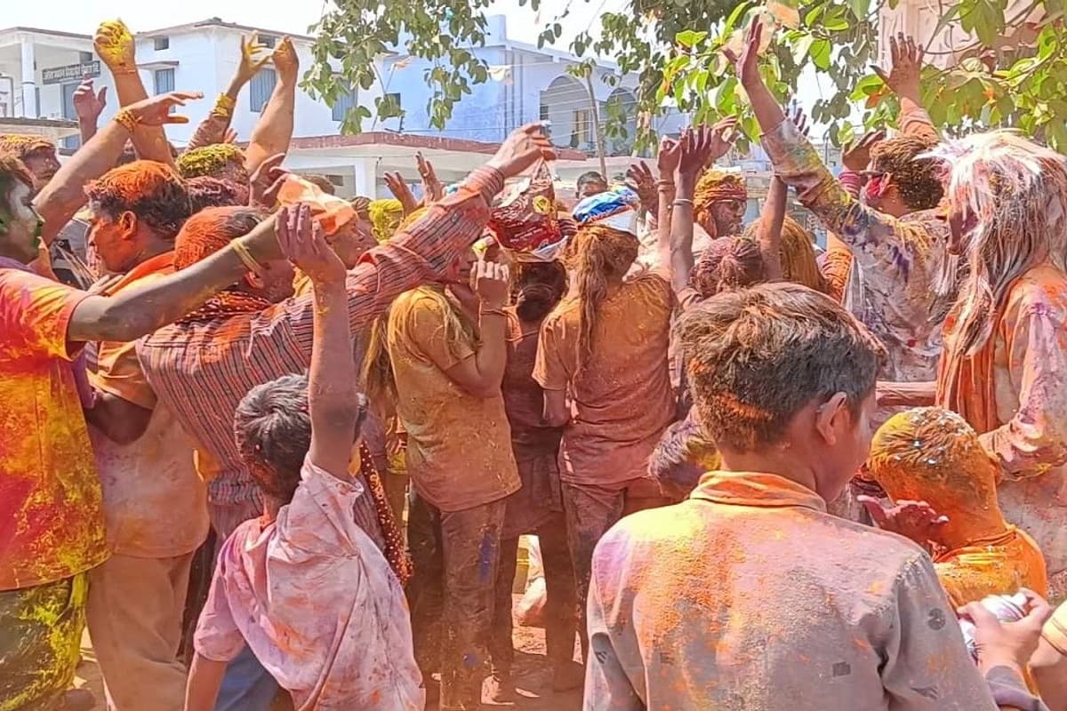 Unique Holi: छत्तीसगढ़ के इस गांव में सात दिन पहले मनाई जाती है होली, चौंका देगी वजह!