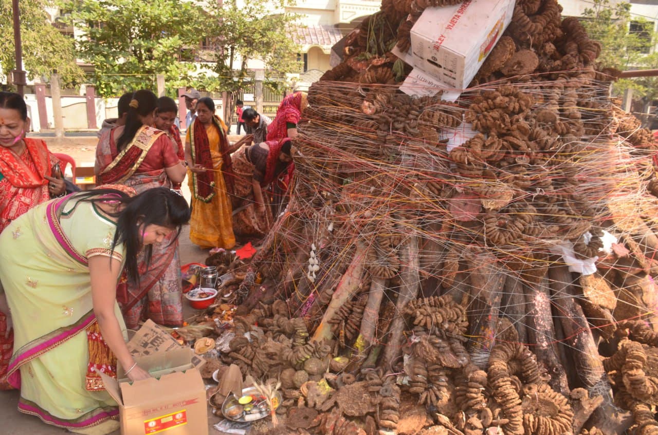 Holika Dahan 2025: रायपुर में मची होली की धूम, होलिका दहन को लेकर तैयारी पूरी, देखें तस्वीरें 
